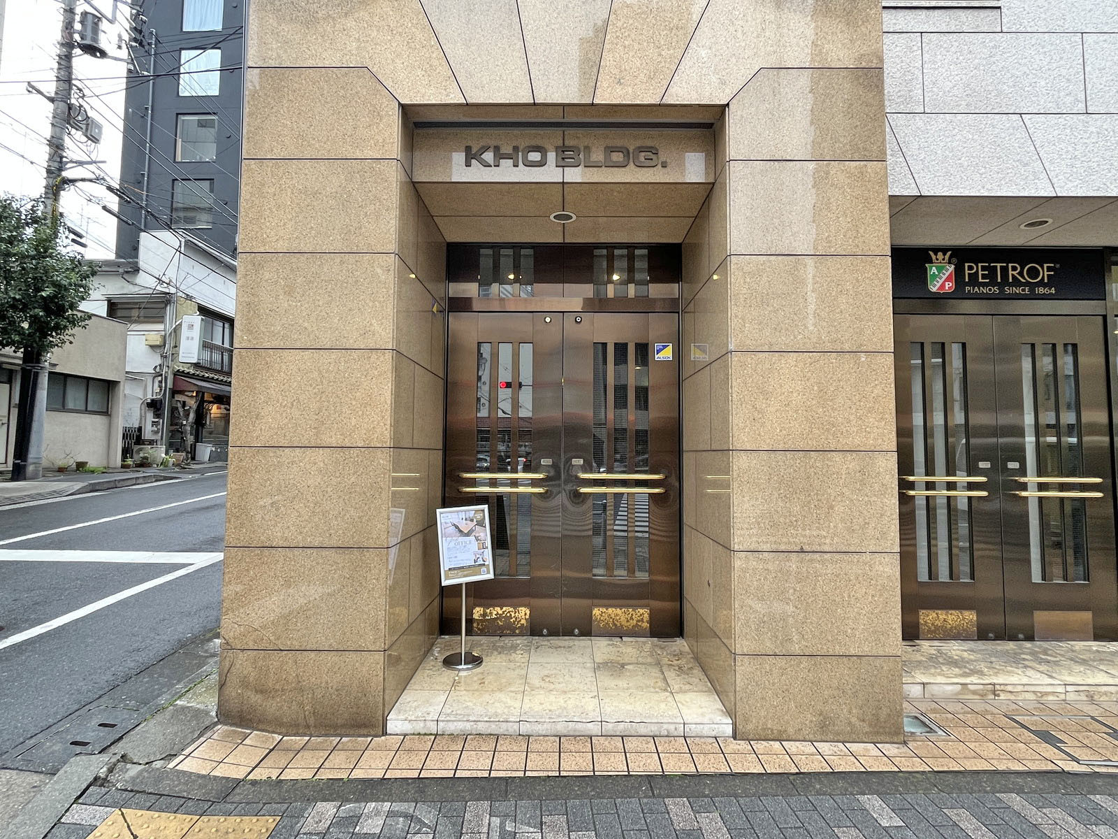 オフィスビル出入口