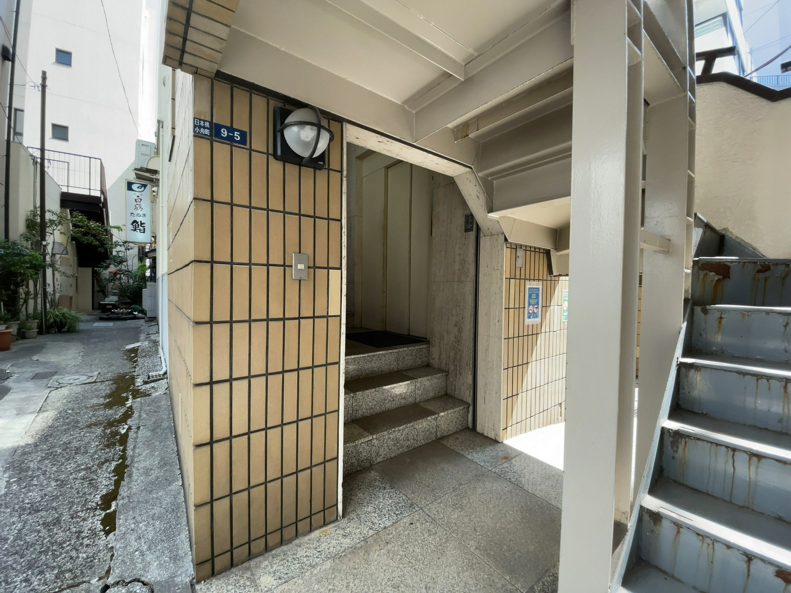 オフィスビル出入口