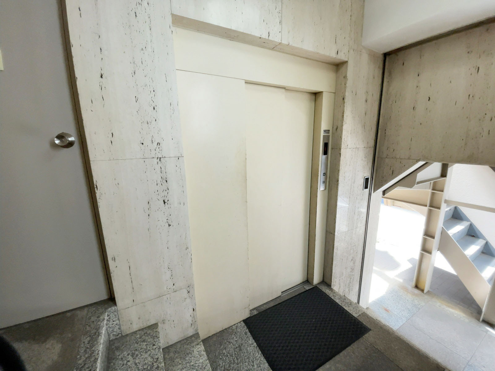 エレベーター(1基)