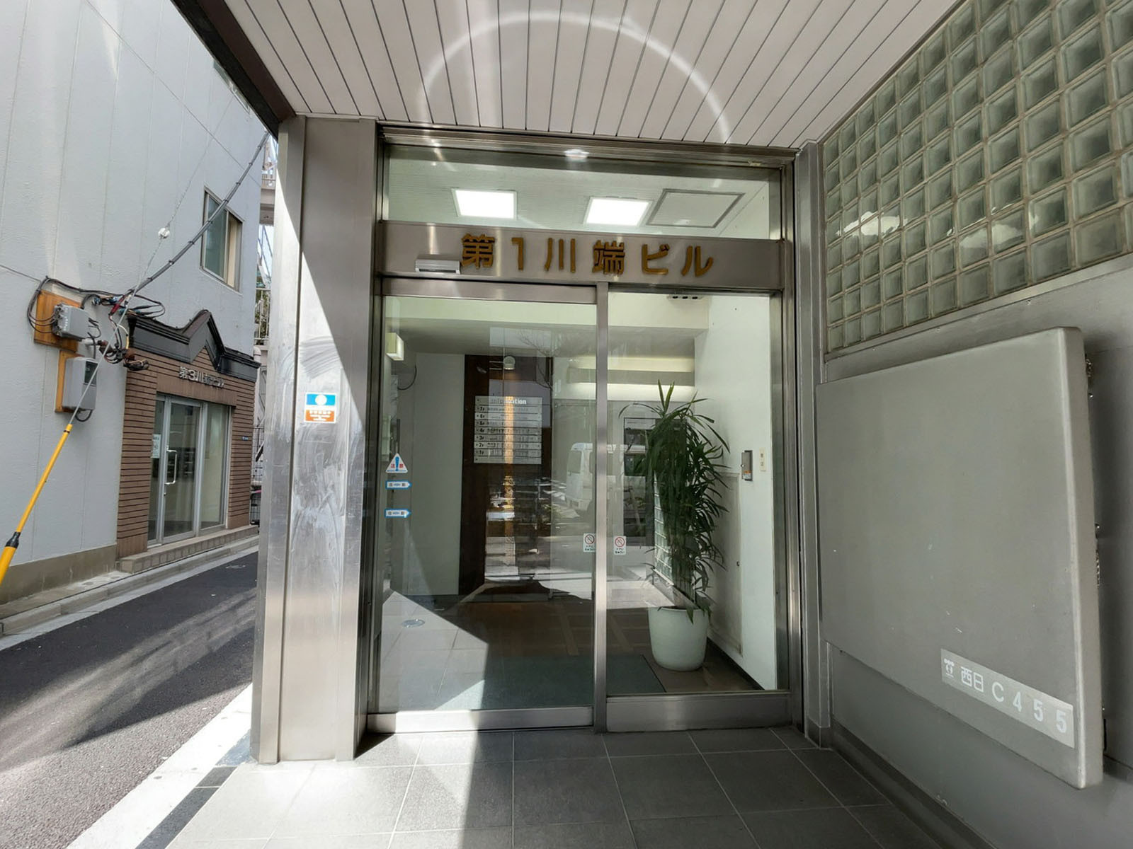 オフィスビル出入口