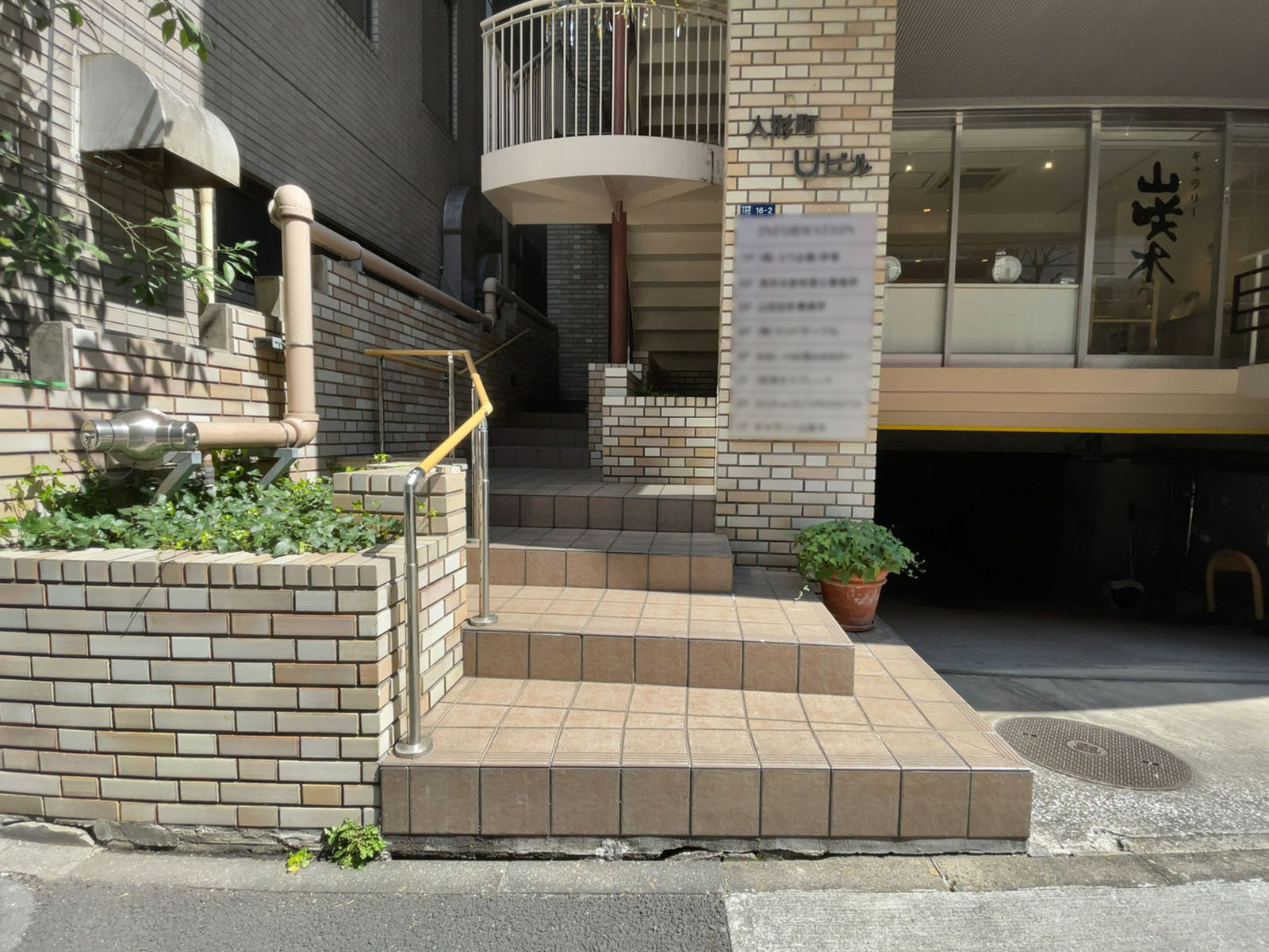 出入り口前の階段