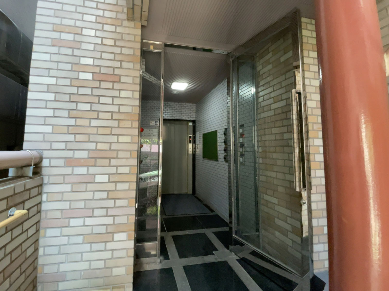 オフィスビル出入口