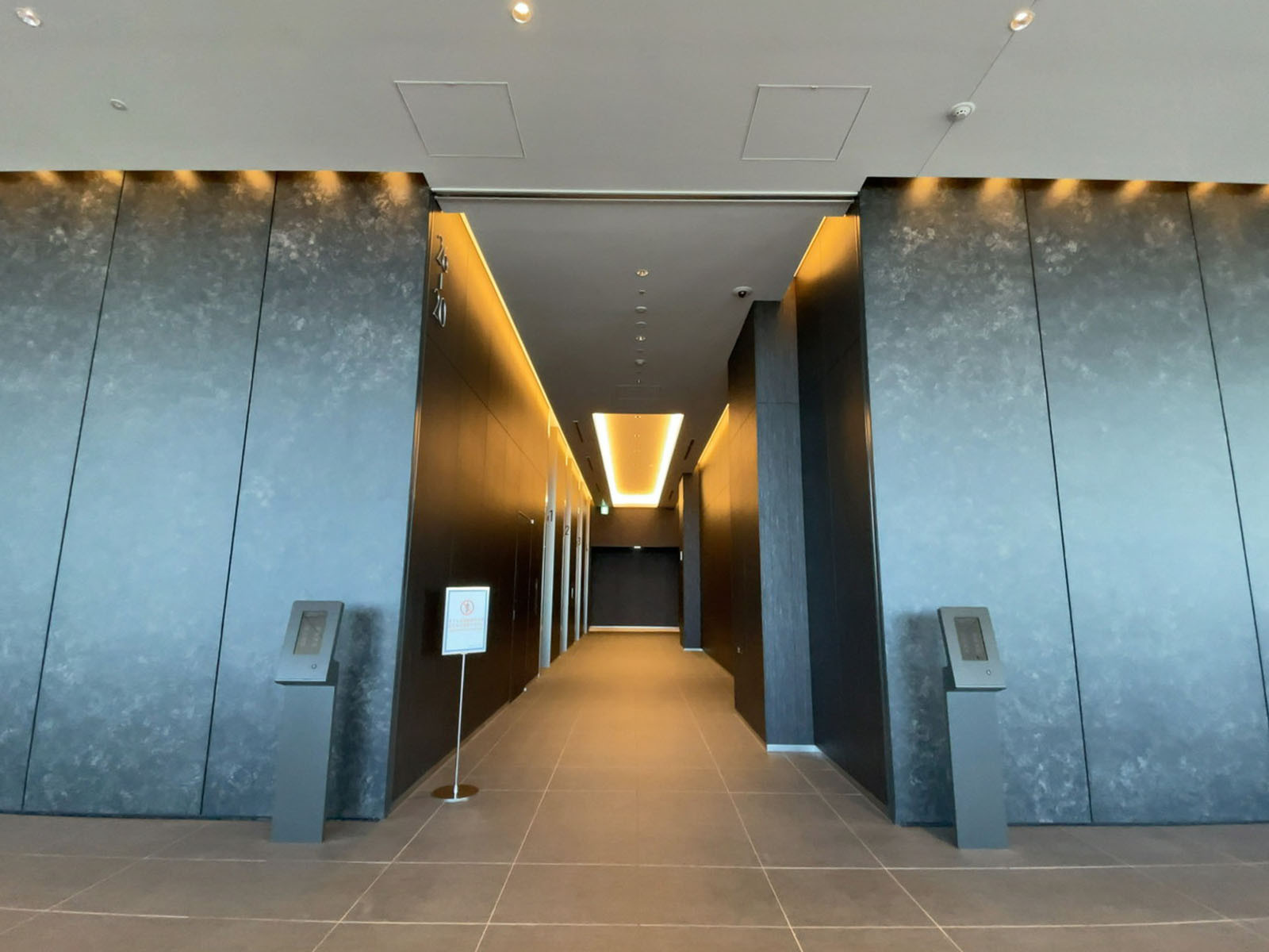 中層階エレベーター(4基)