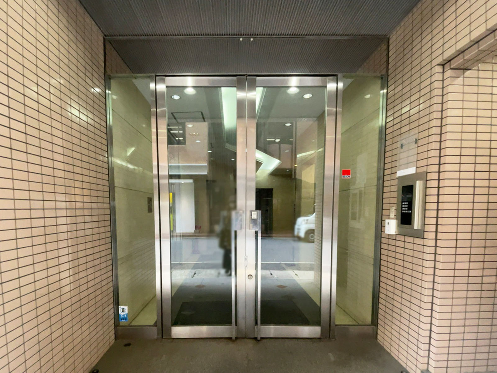 オフィスビル出入口