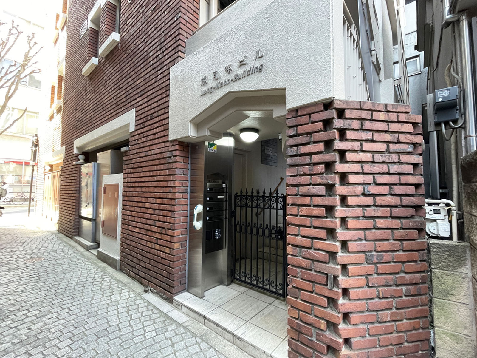 オフィスビル出入口