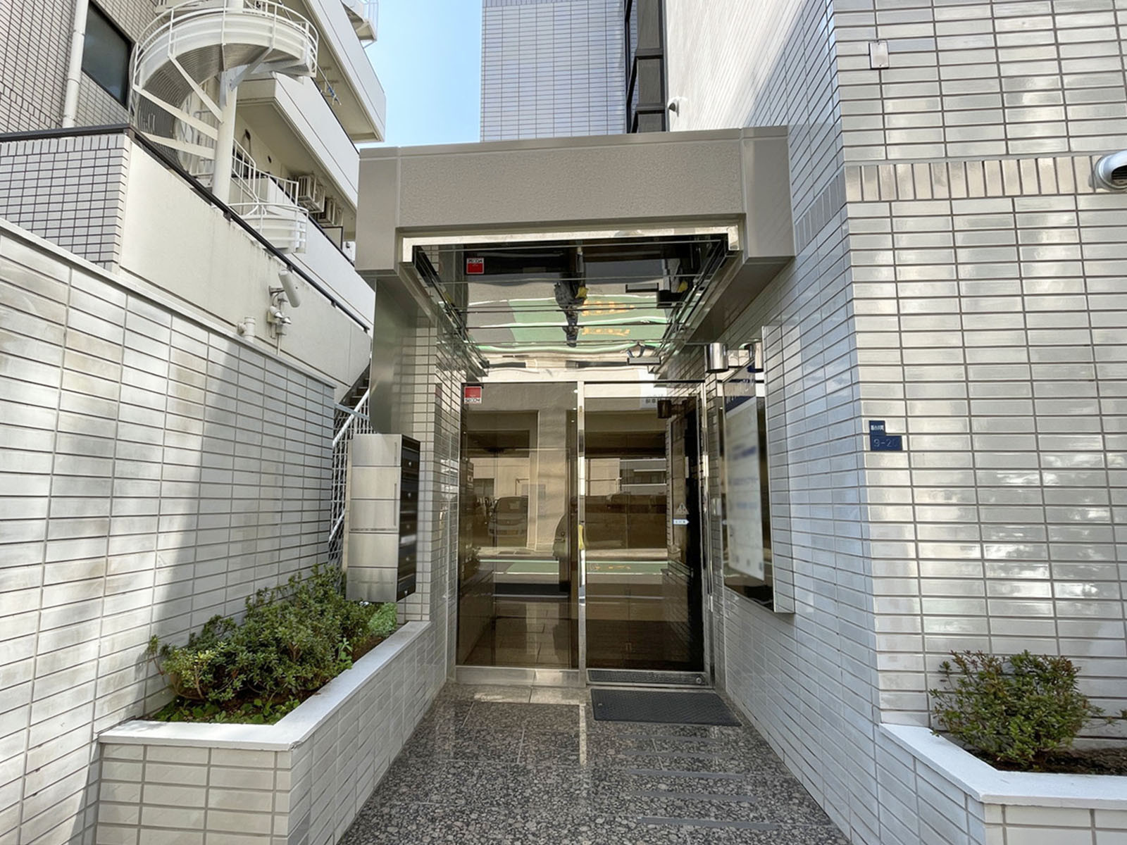 オフィスビル出入口