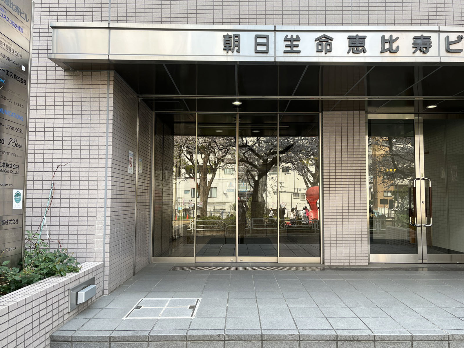 オフィスビル出入口