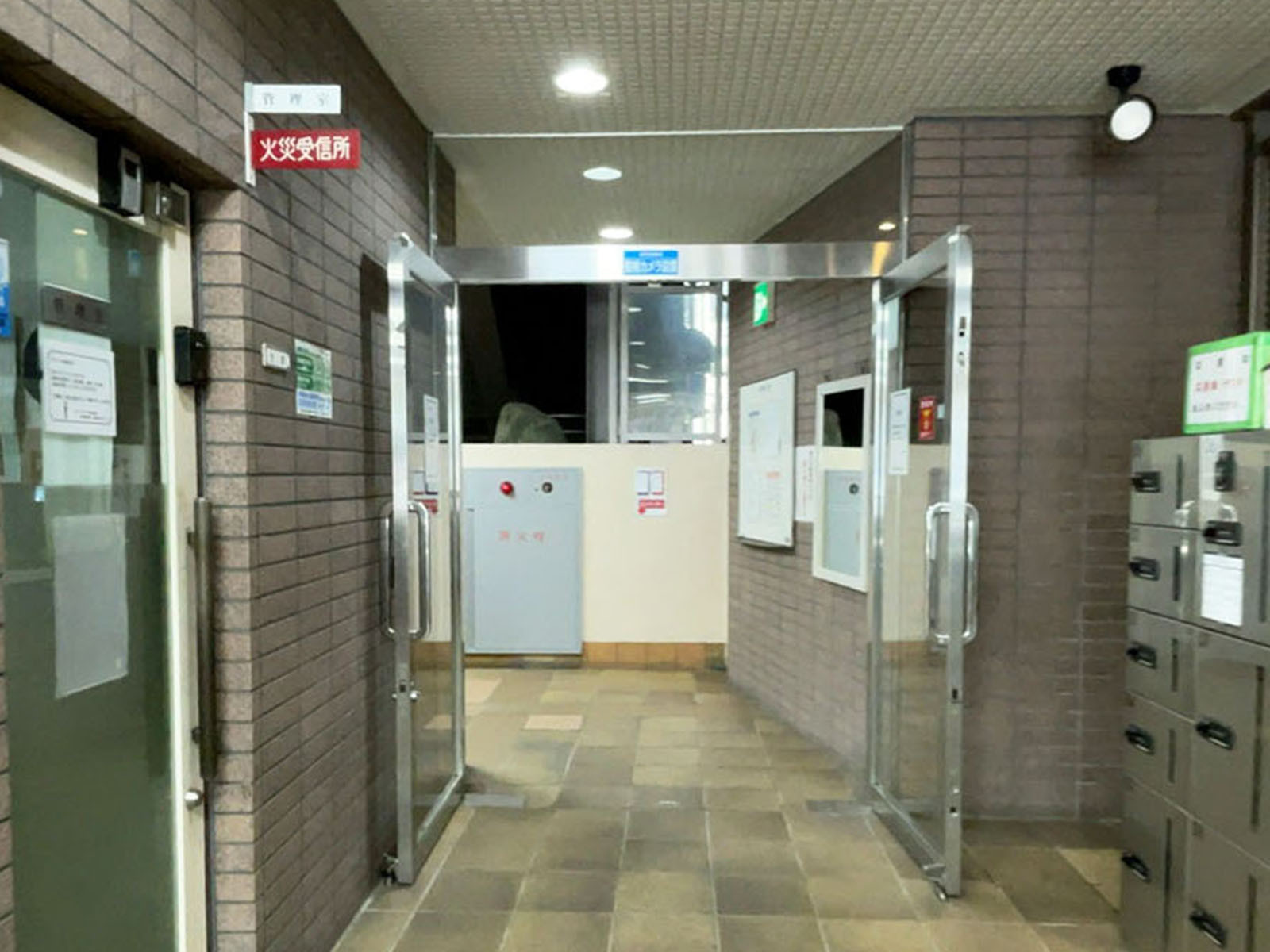 オフィスビル出入口