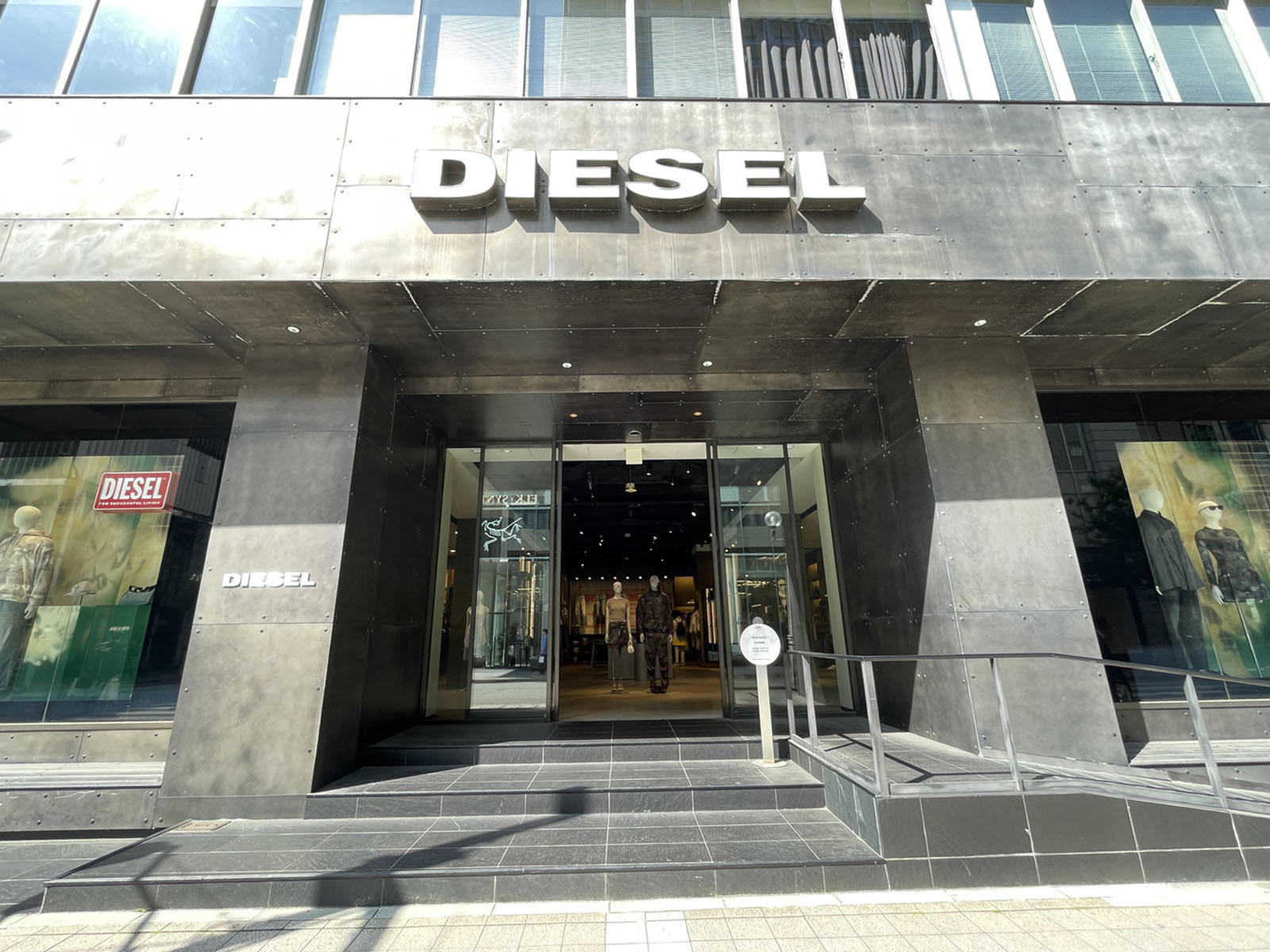 1階のDIESEL 神戸