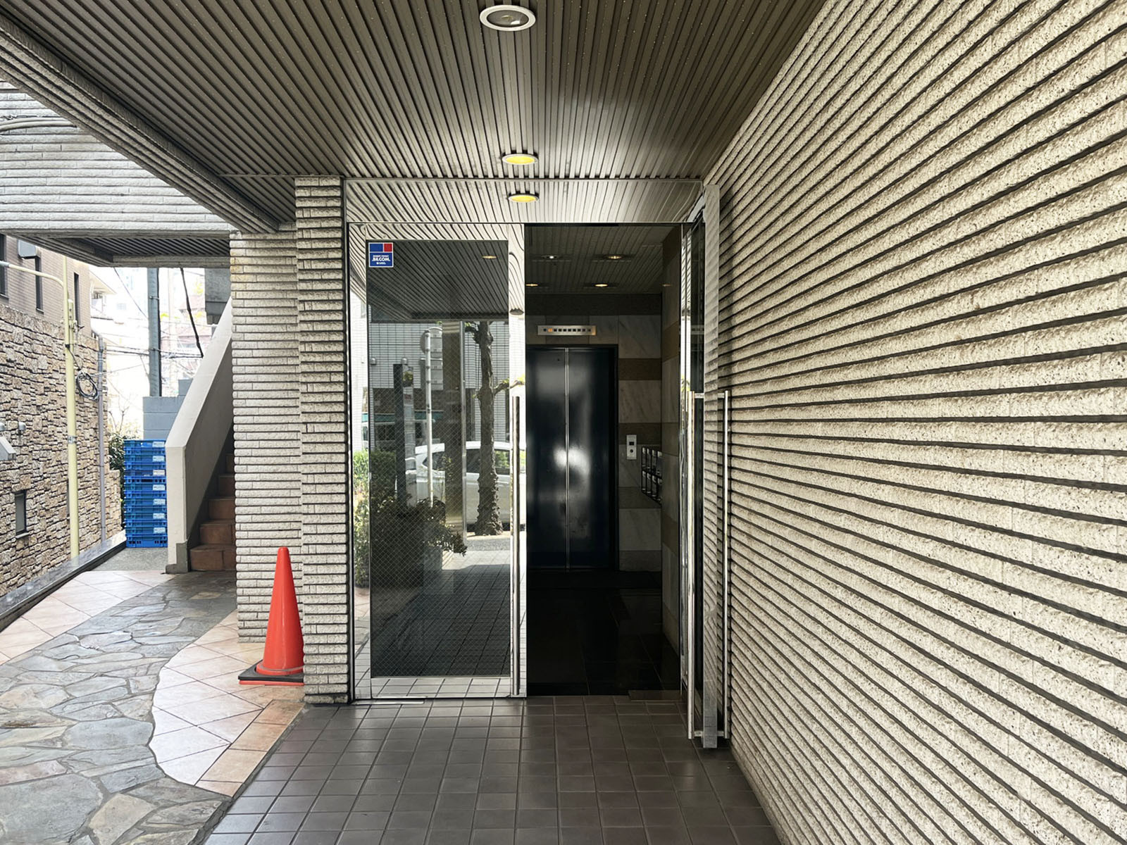 オフィスビル出入口