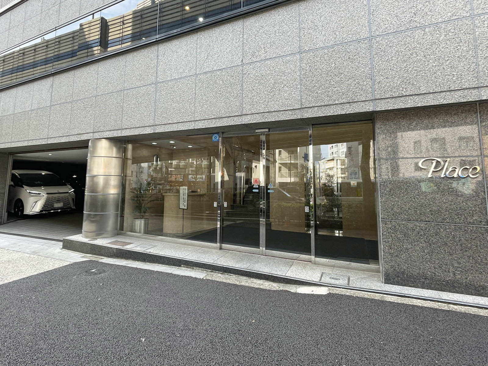 オフィスビル出入口