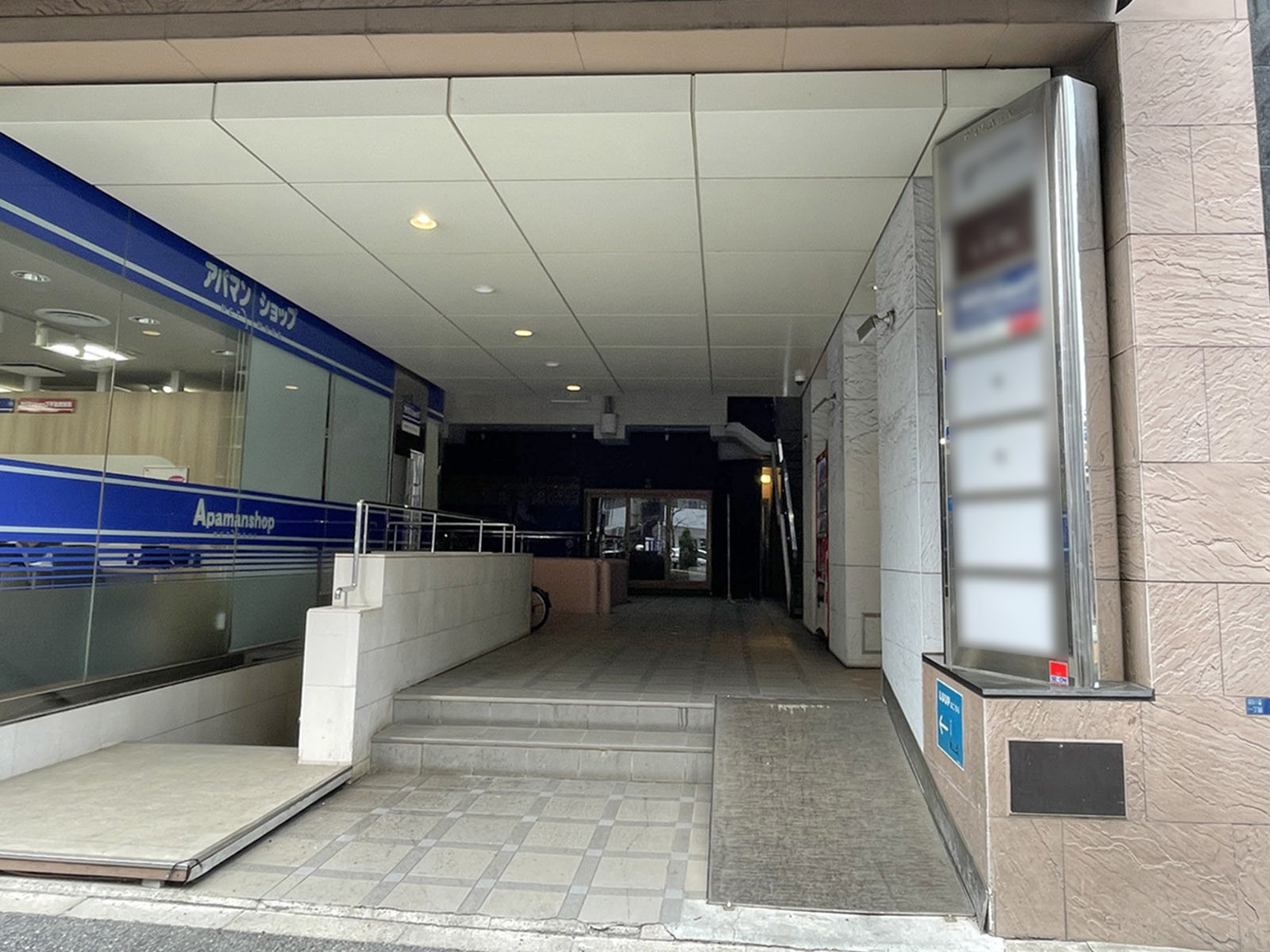 オフィスビル出入口