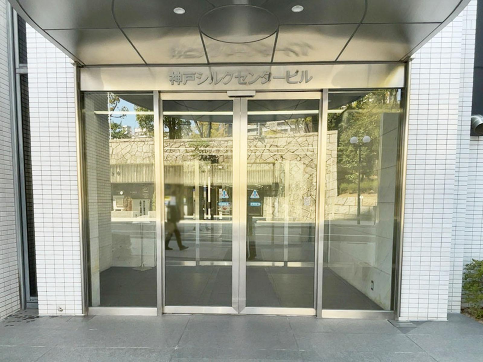 オフィスビル出入口