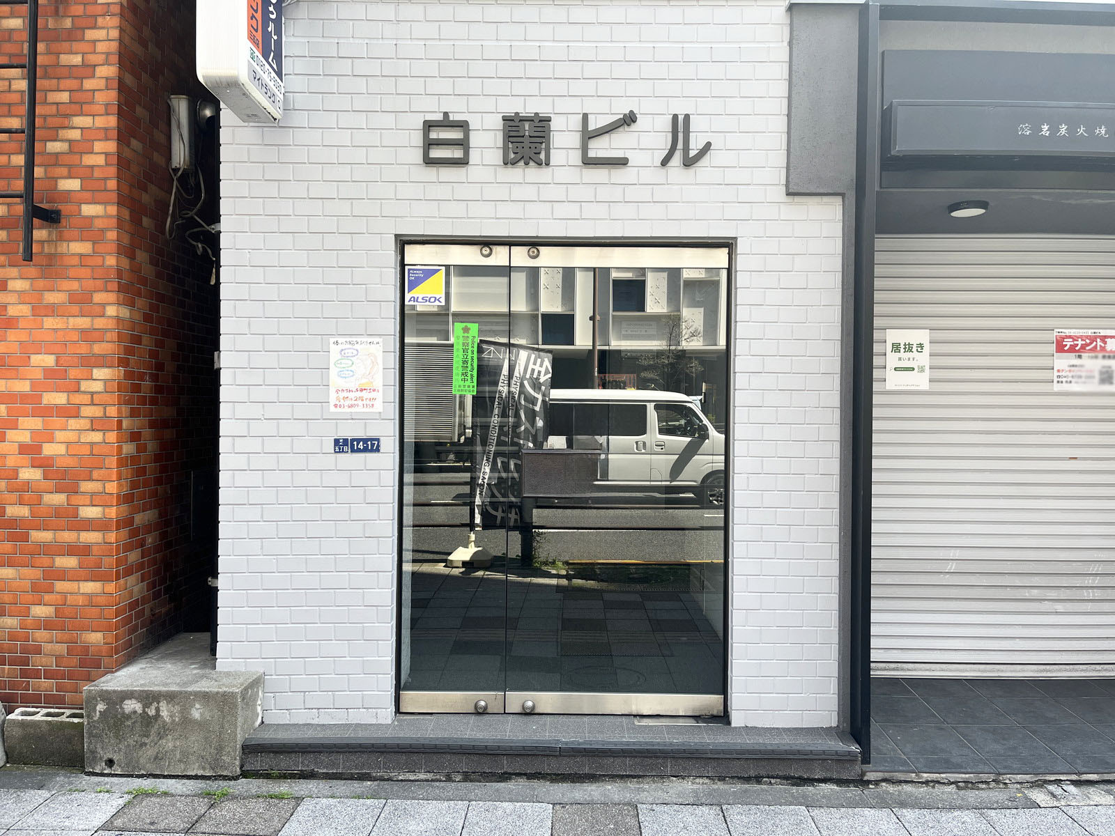 オフィスビル出入口