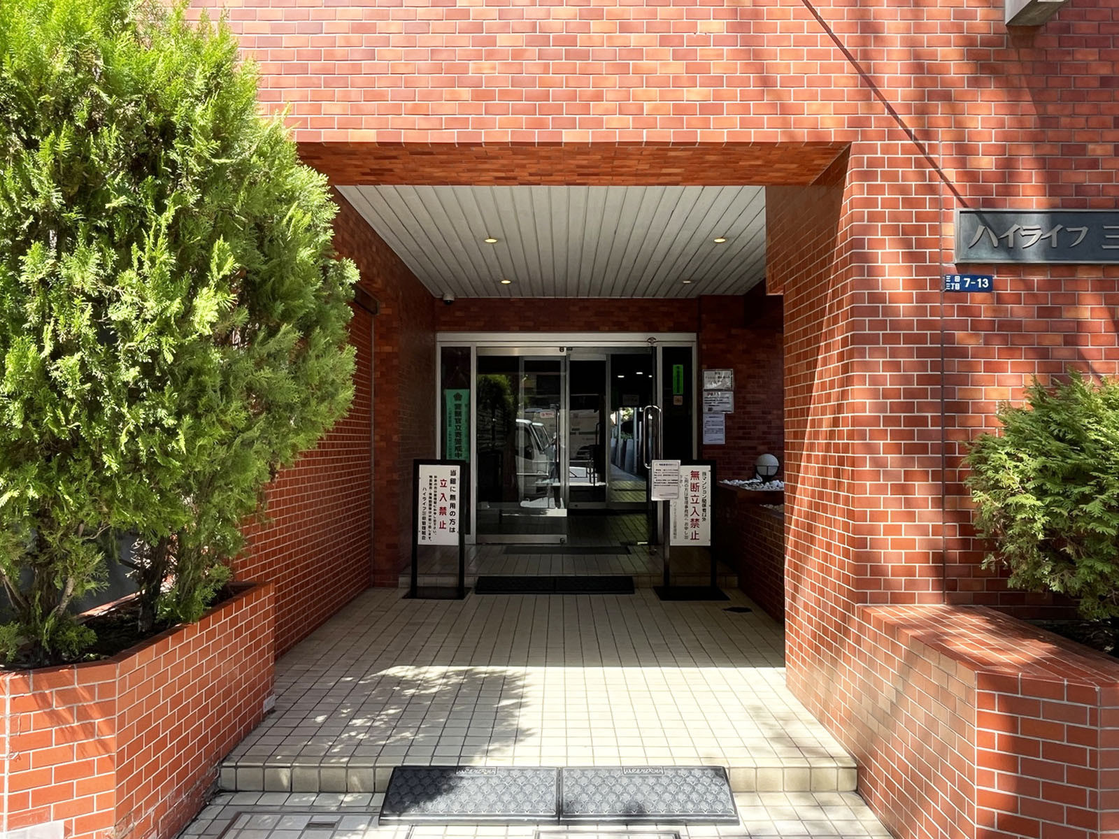 オフィスビル出入口
