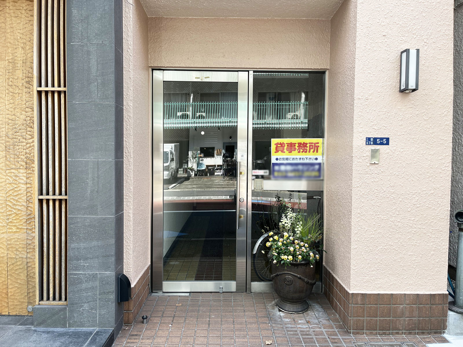 オフィスビル出入口