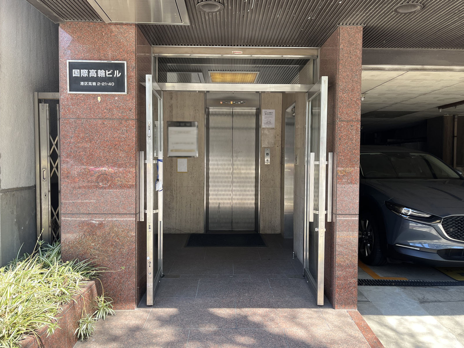 オフィスビル出入口