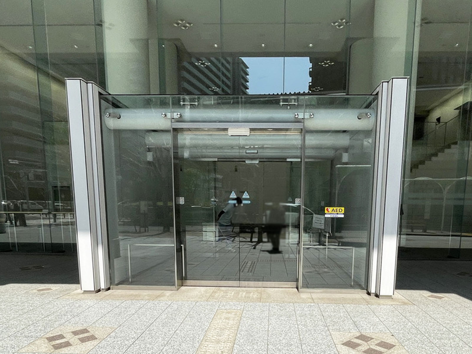 オフィスビル出入口