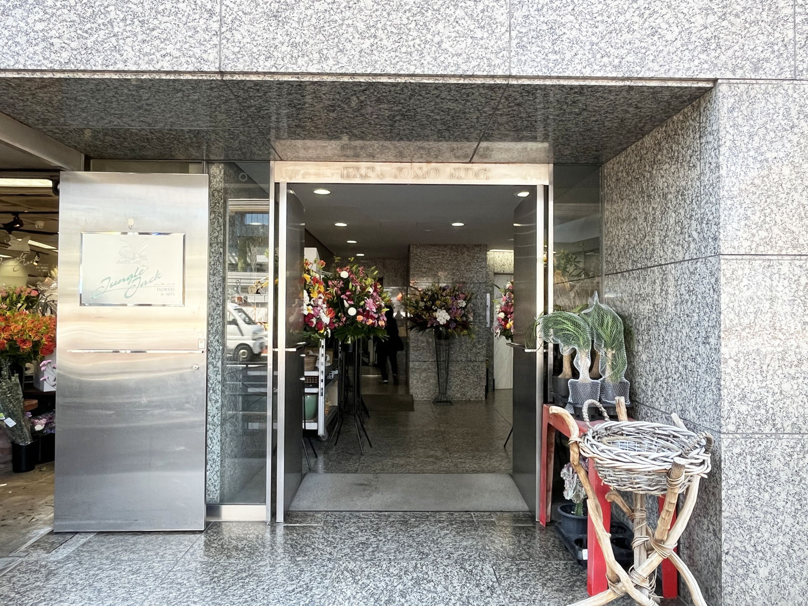 オフィスビル出入口