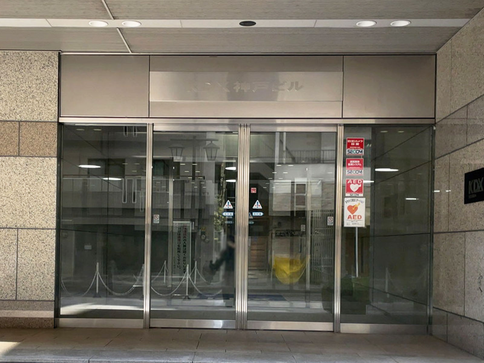 オフィスビル出入口