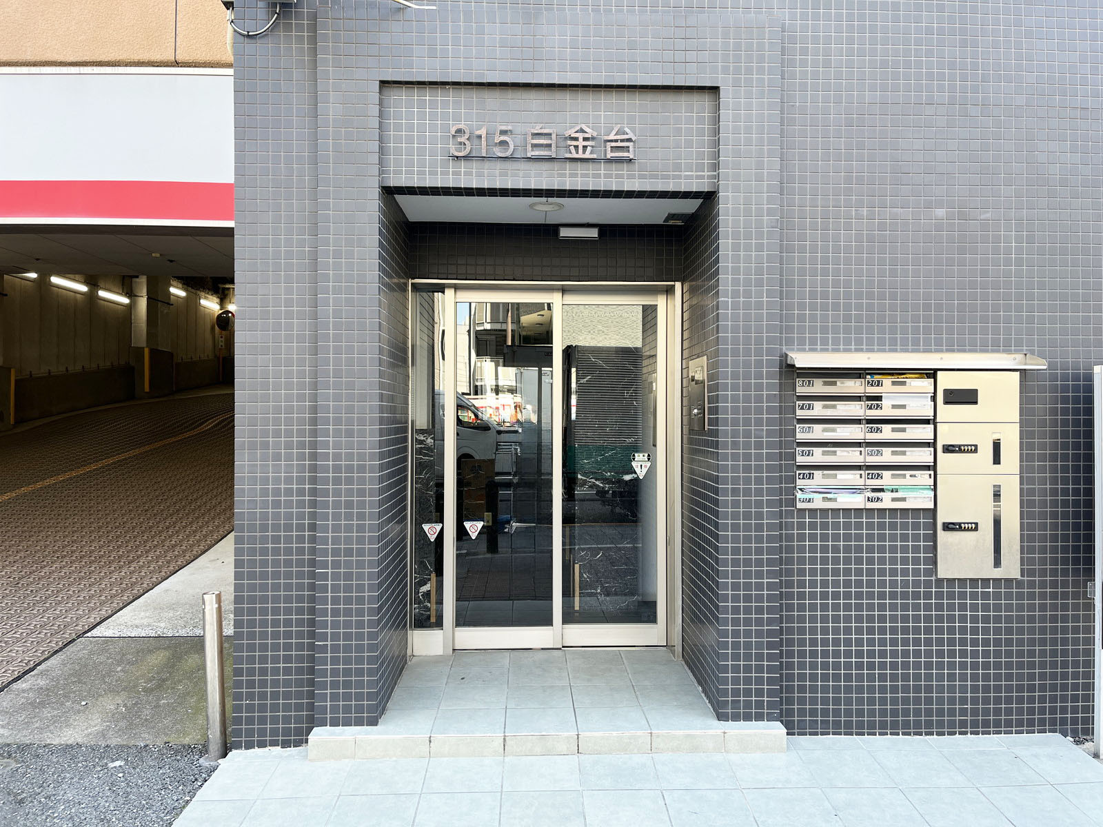 オフィスビル出入口