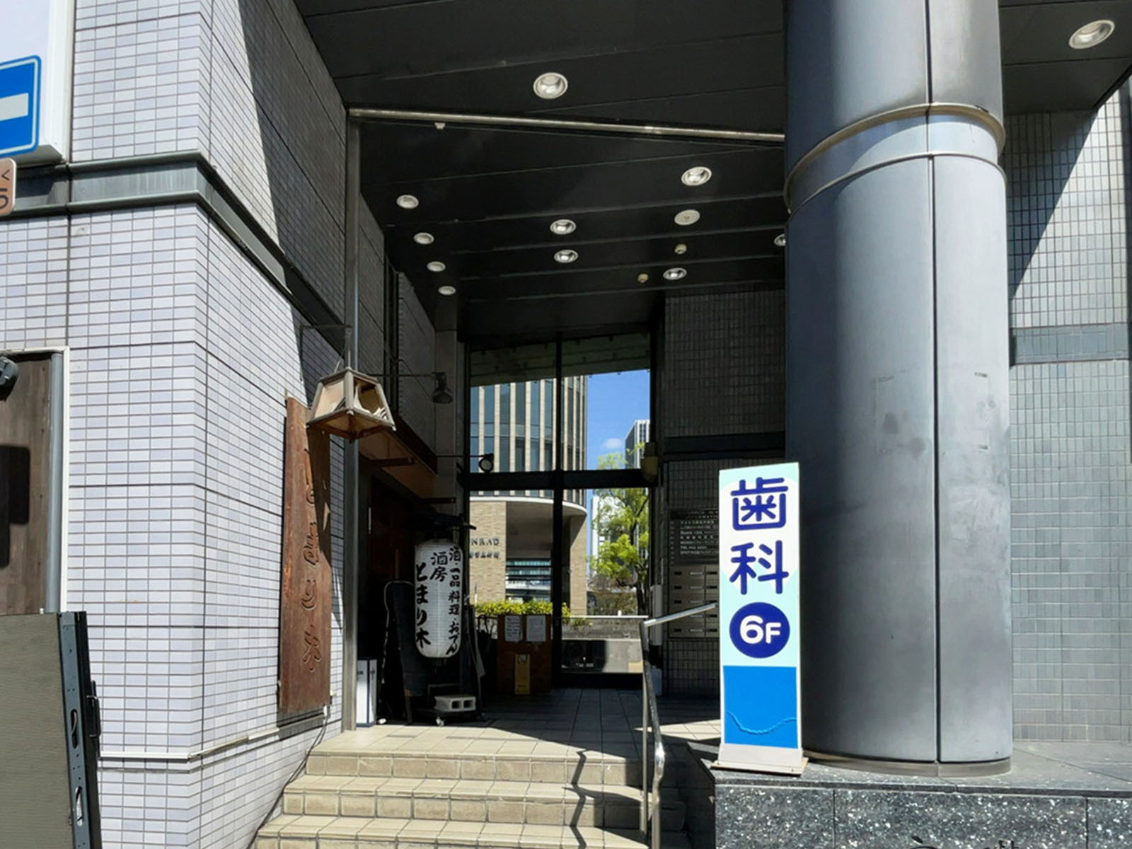 オフィスビル出入口