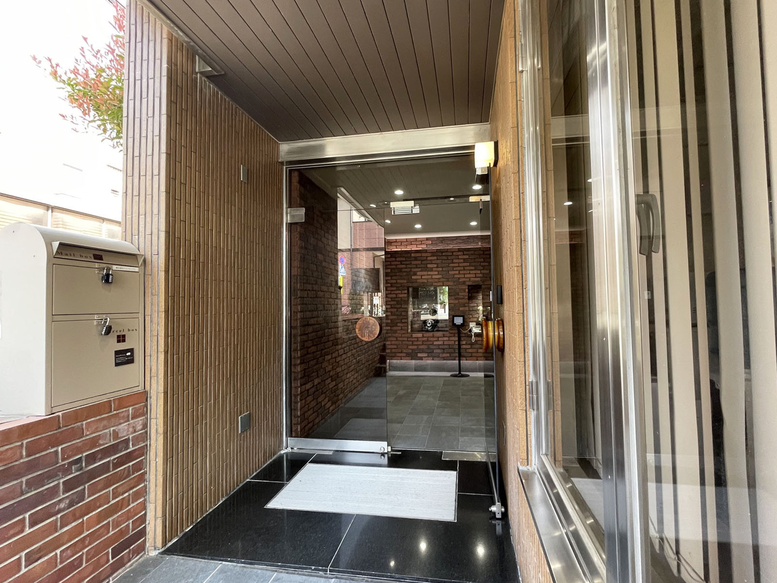 オフィスビル出入口