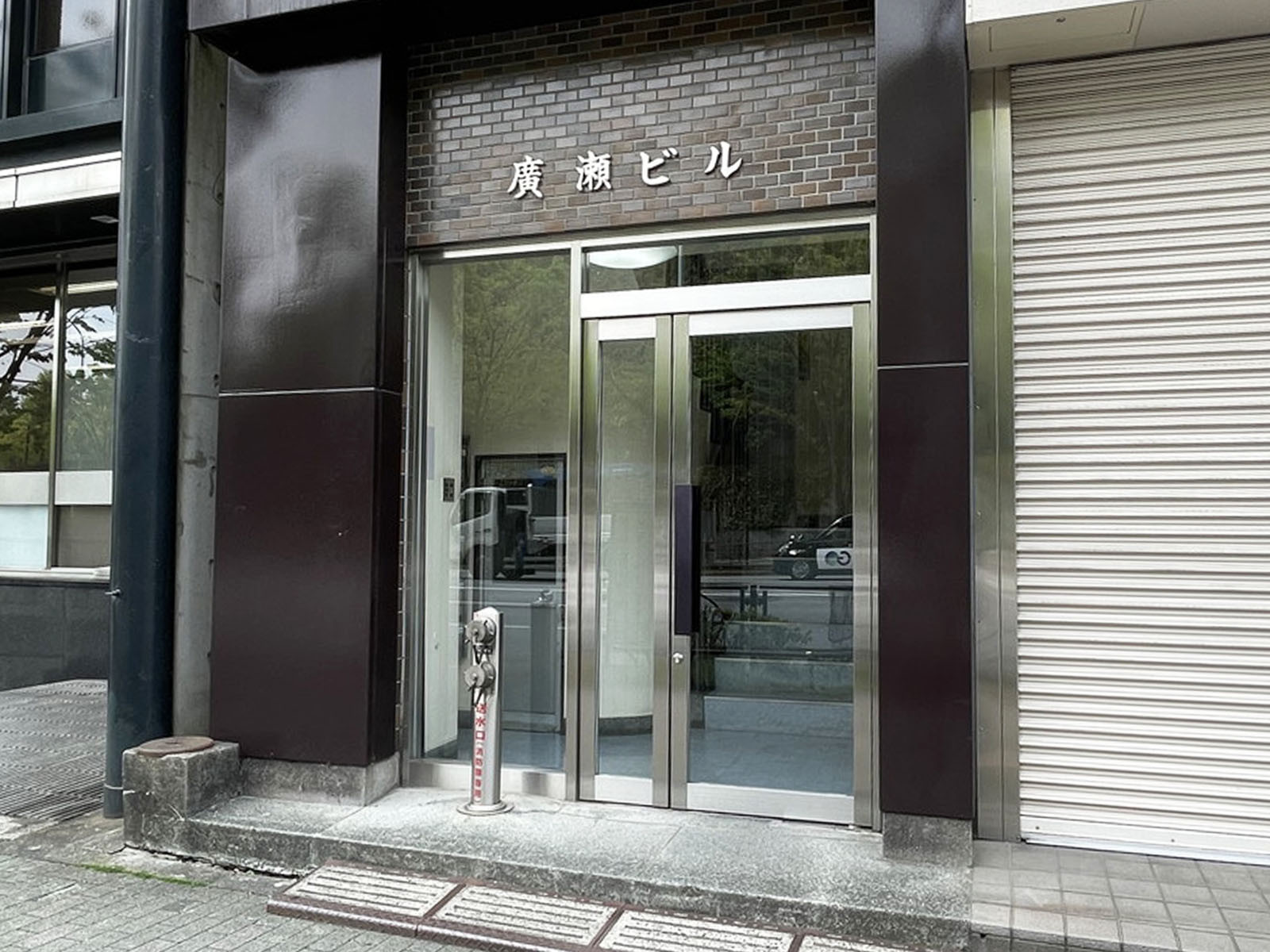 オフィスビル出入口
