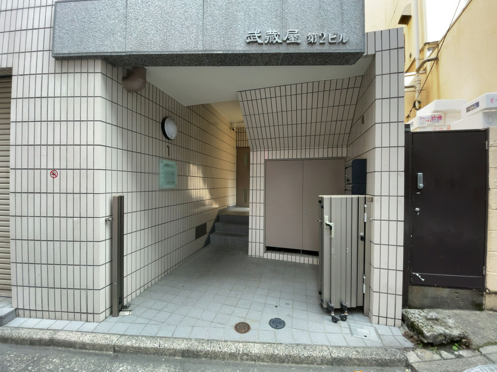 オフィスビル出入口