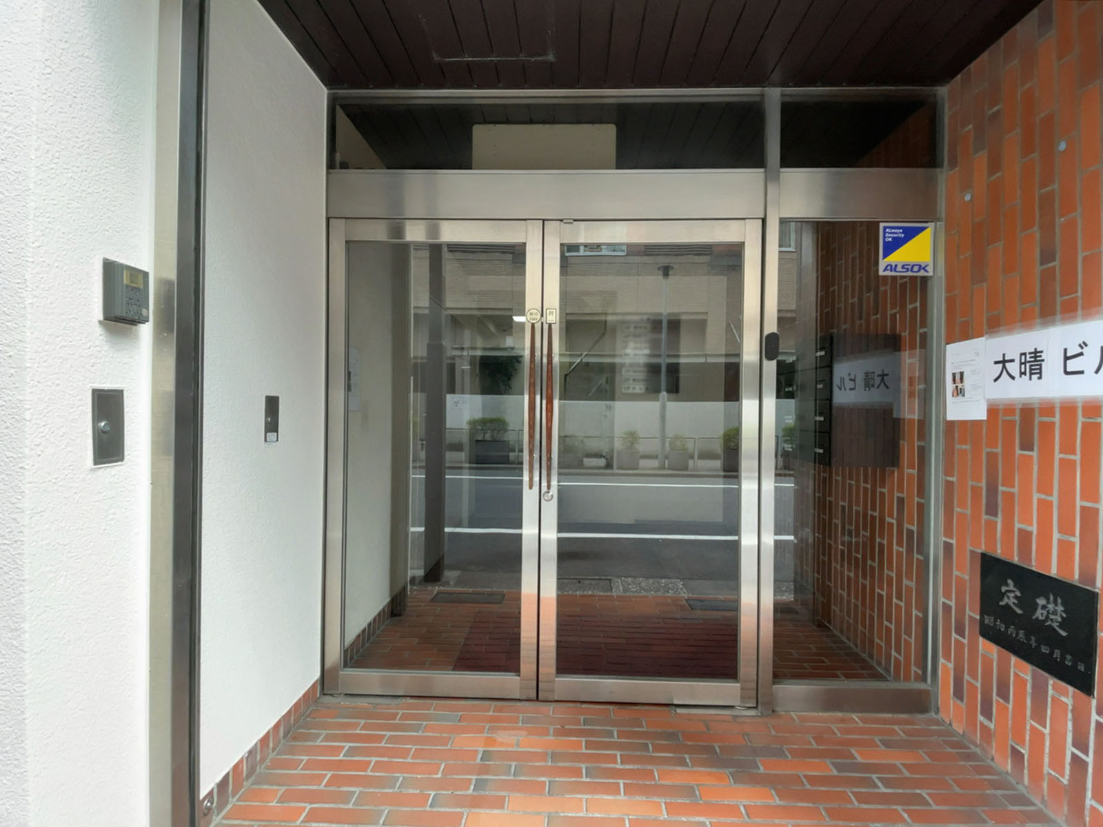 オフィスビル出入口