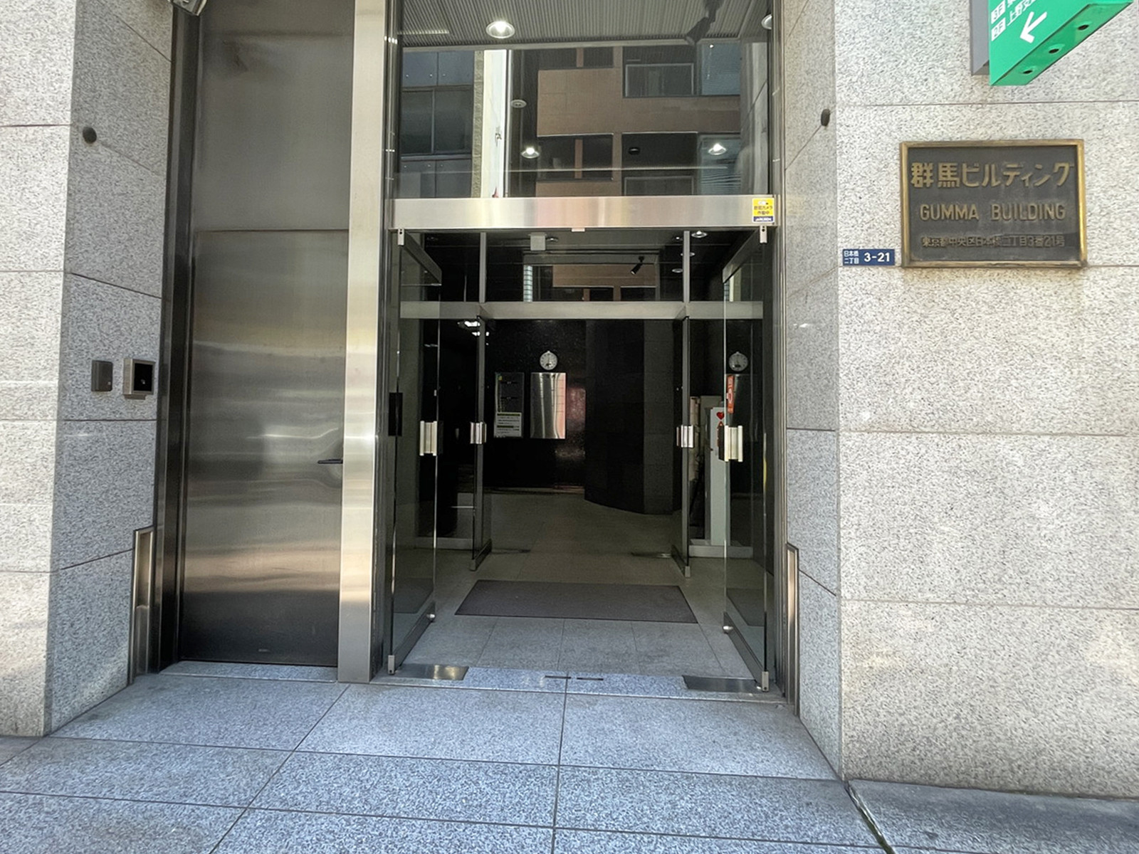 オフィスビル出入口