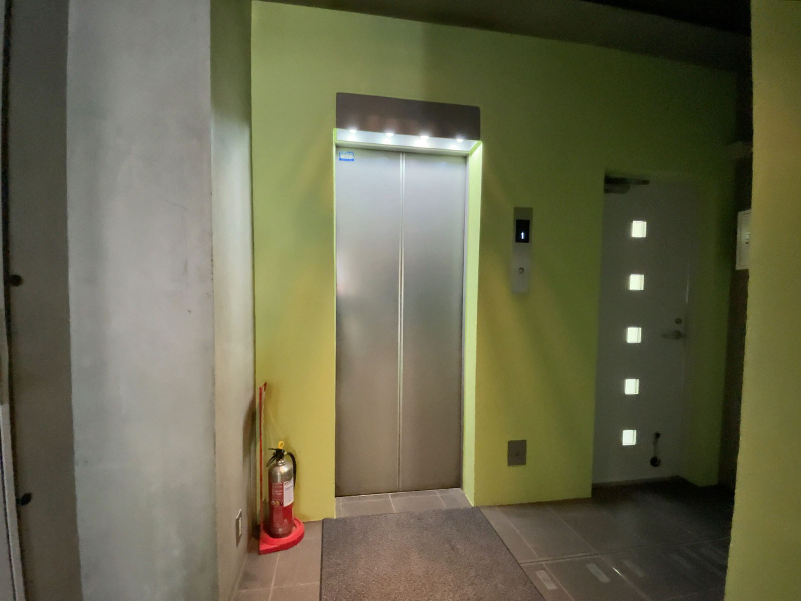 エレベーター(1基)