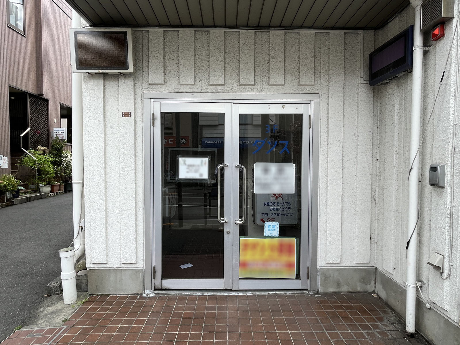 オフィスビル出入口