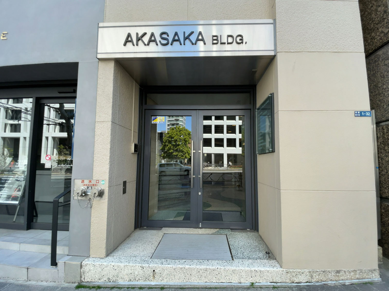 オフィスビル出入口