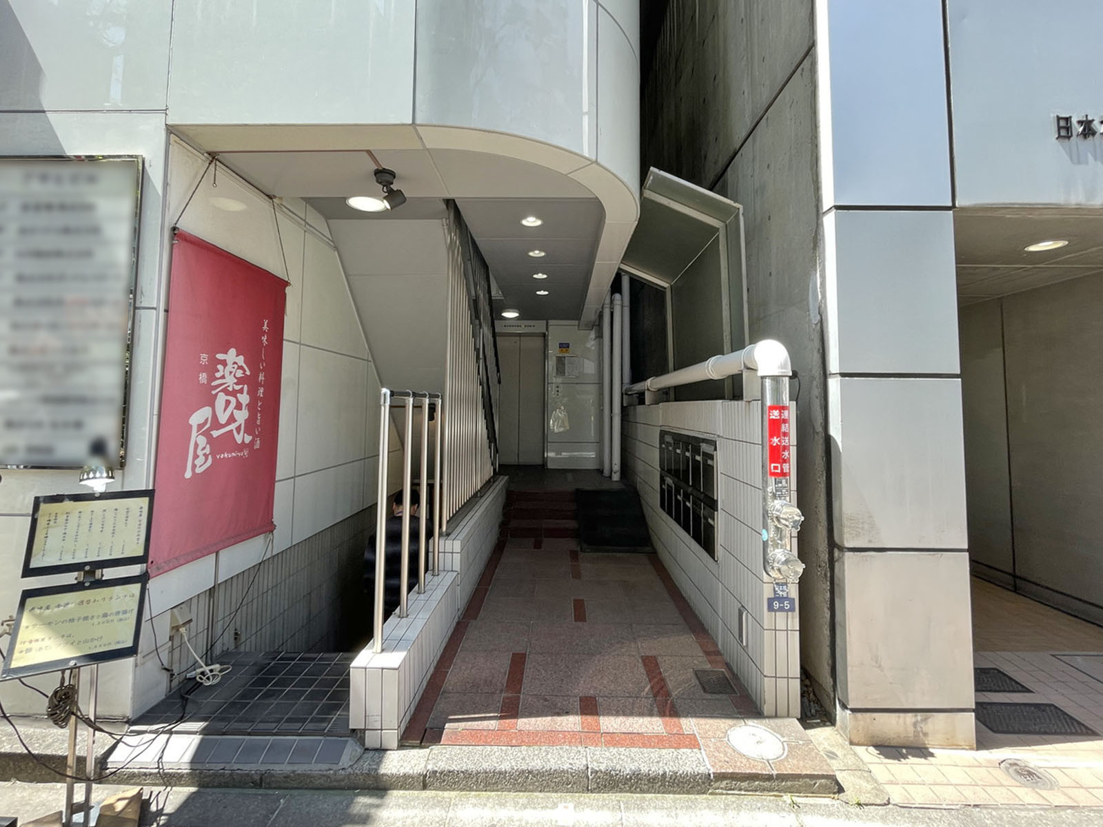 オフィスビル出入口