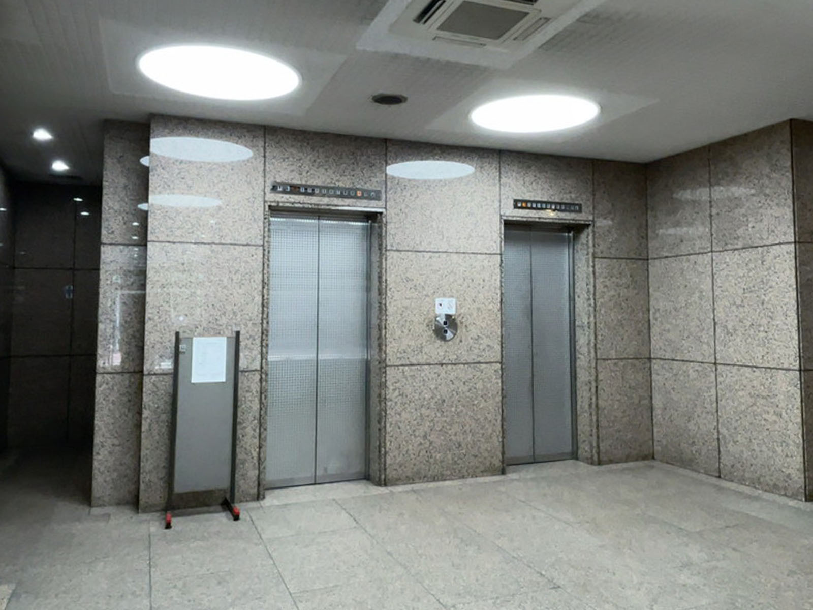エレベーター(2基)