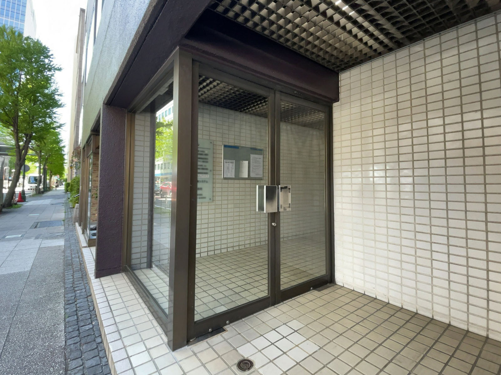 オフィスビル出入口