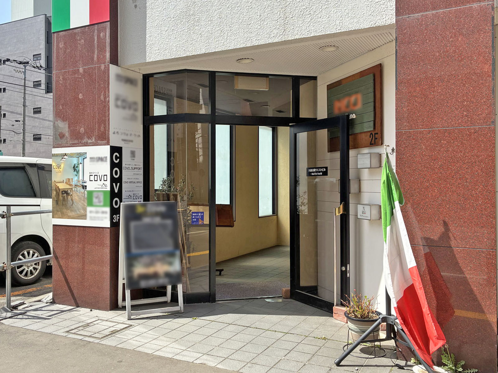 オフィスビル出入口