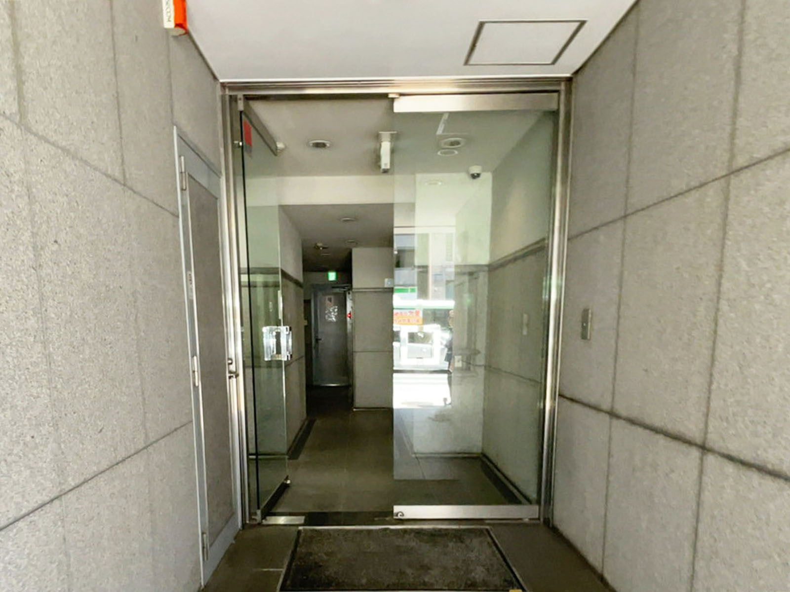 オフィスビル出入口
