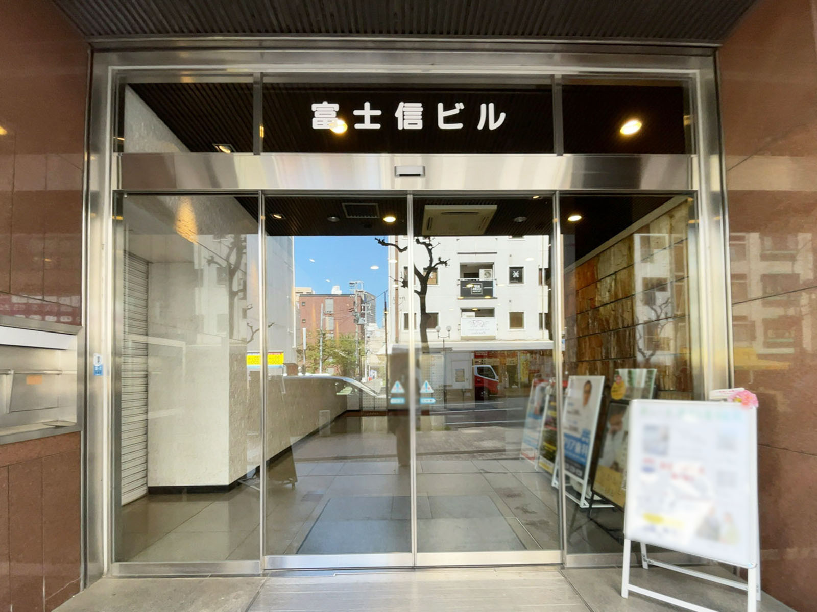 オフィスビル出入口