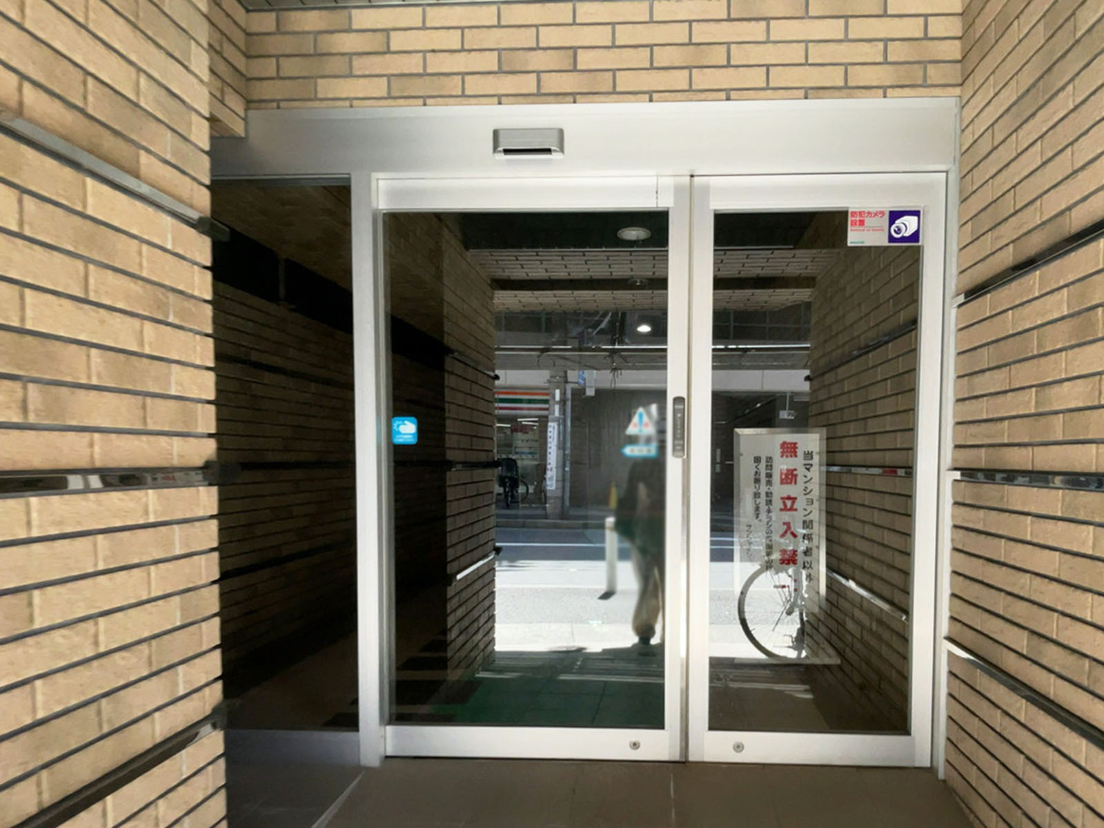 オフィスビル出入口