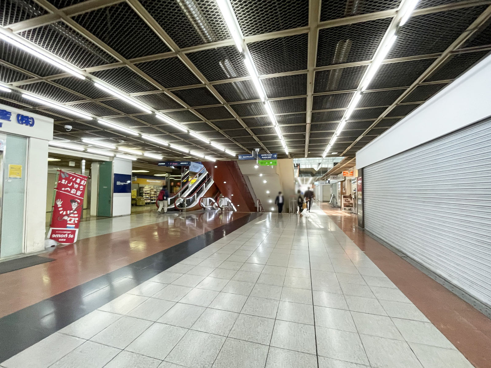 商業施設エントランス