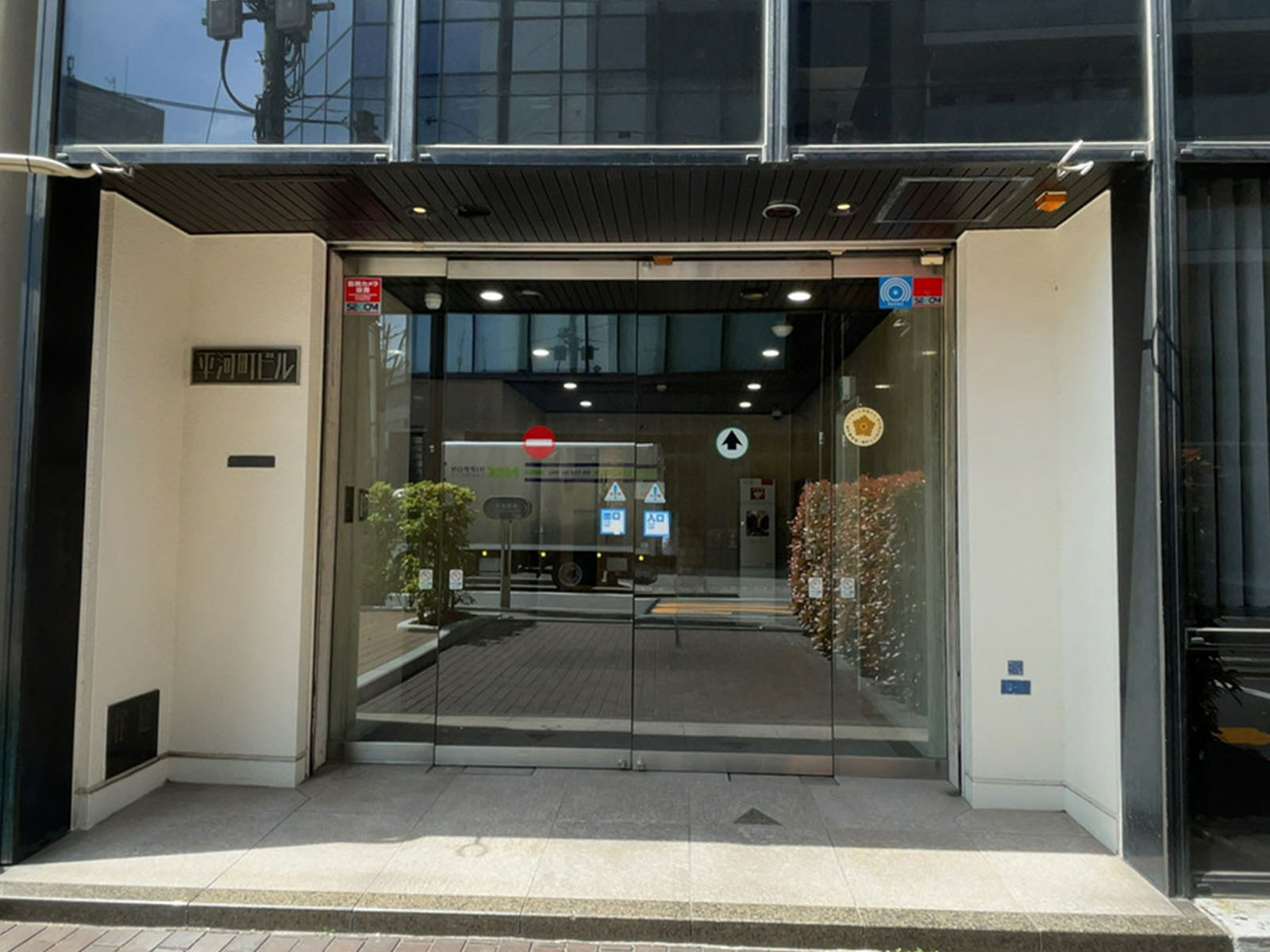オフィスビル出入口