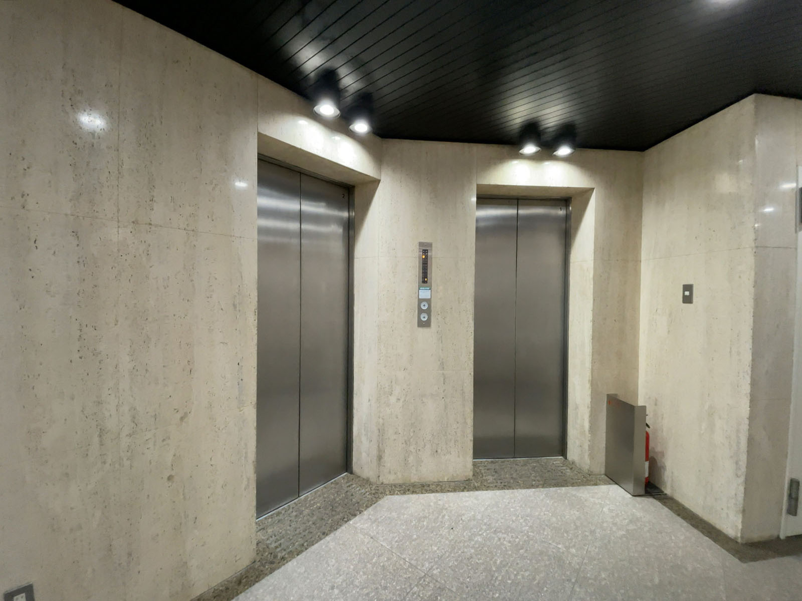 エレベーター(2基)