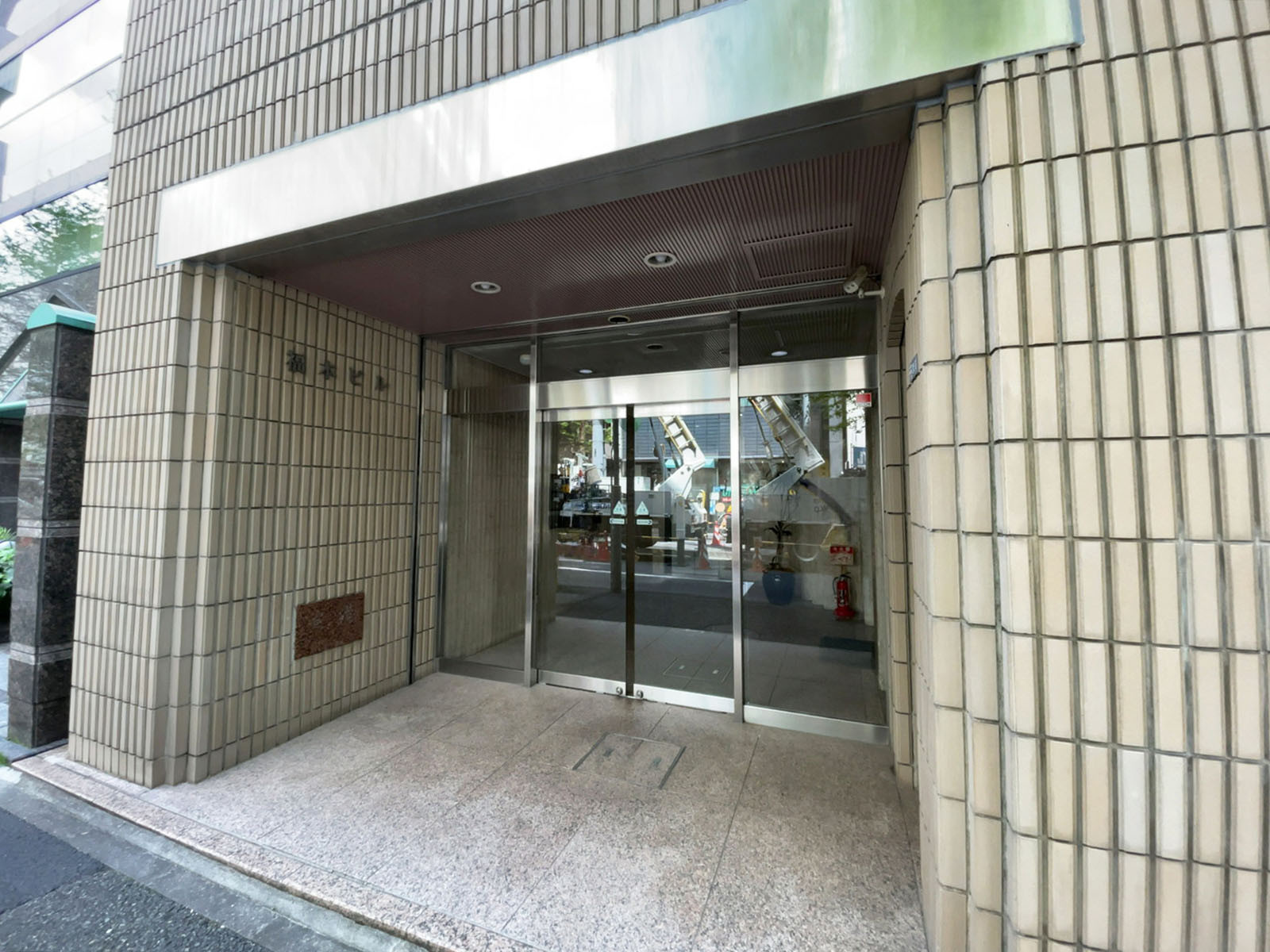 オフィスビル出入口