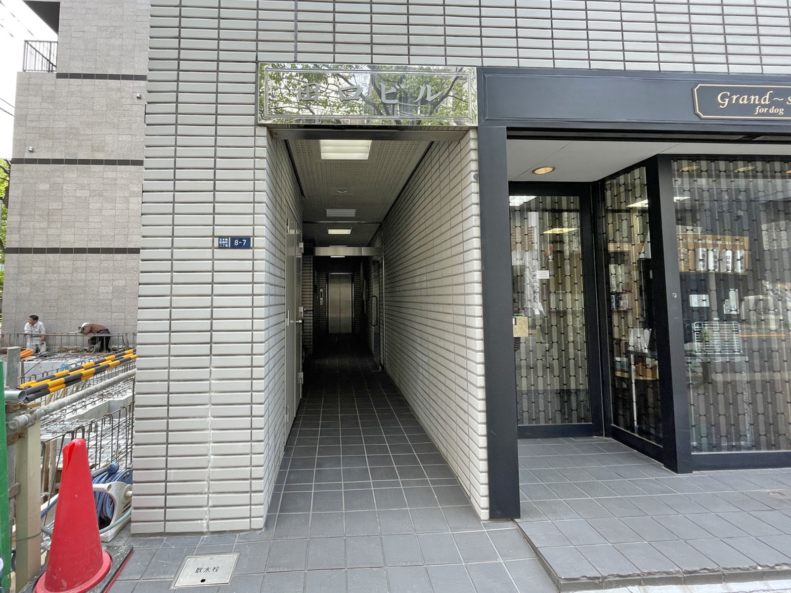 オフィスビル出入口