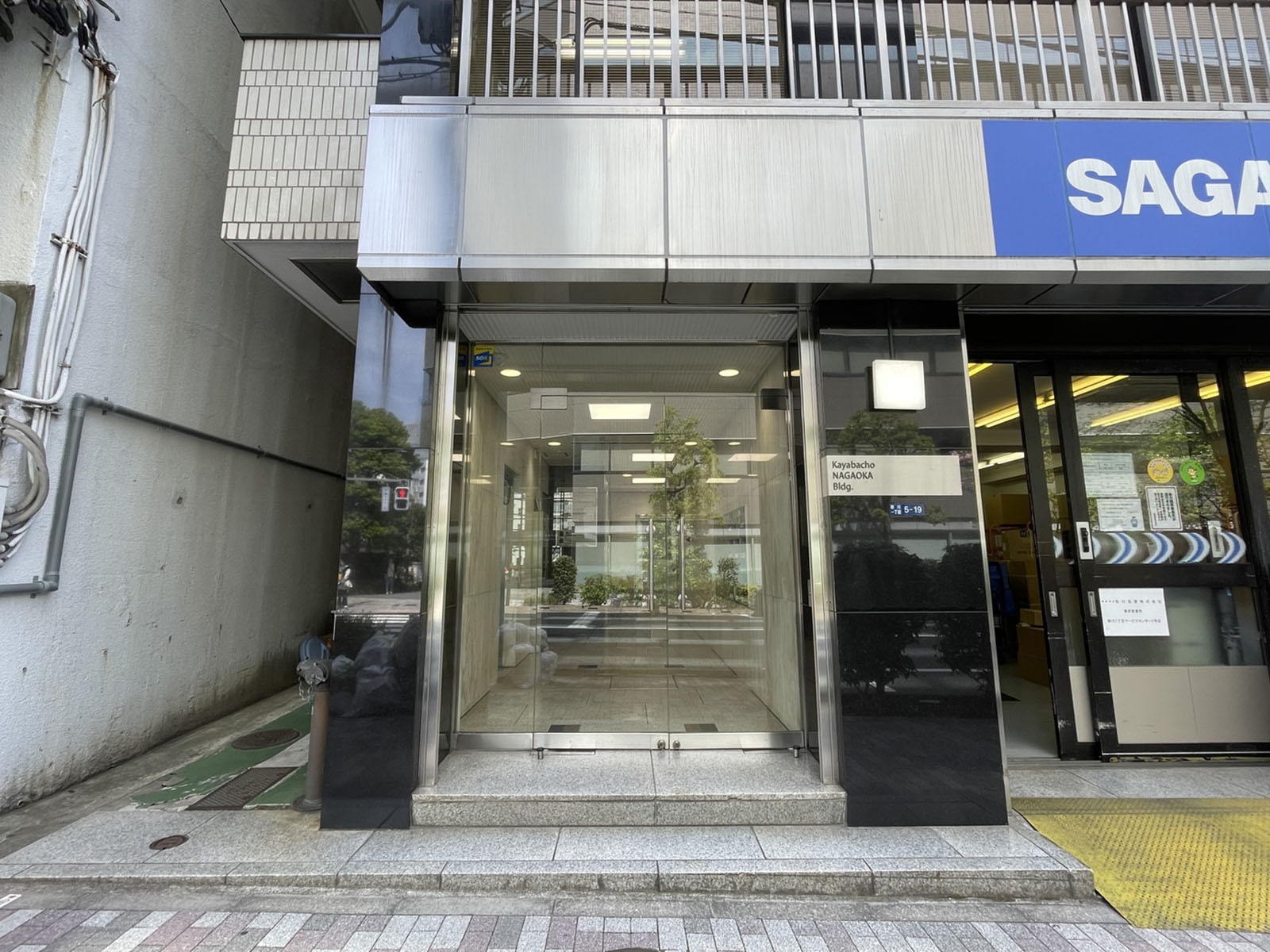 オフィスビル出入口