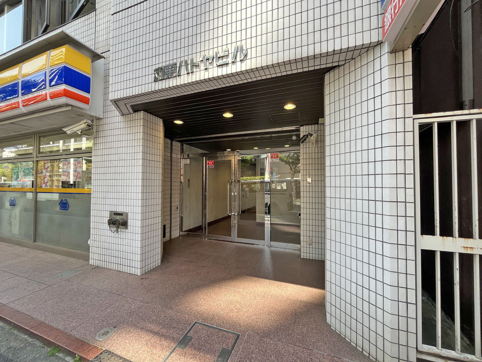 オフィスビル出入口