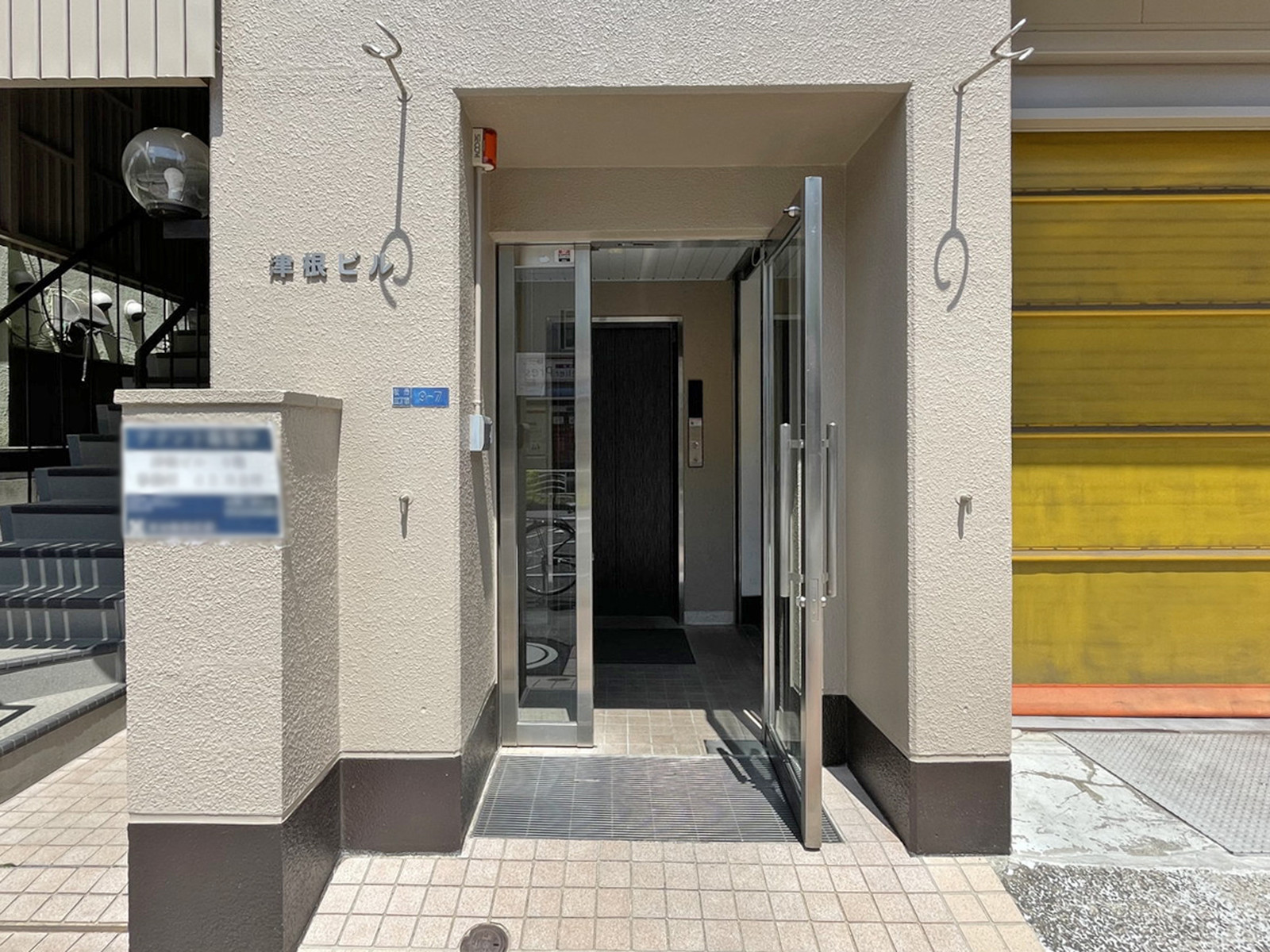 オフィスビル出入口