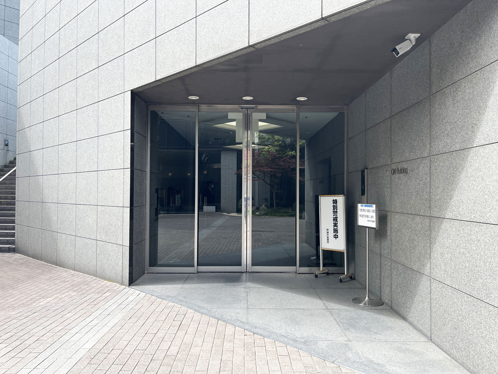 オフィスビル出入口